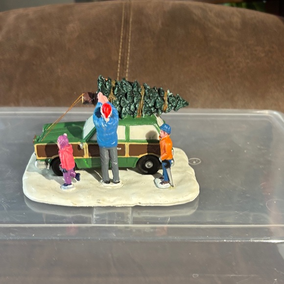 Lemax Festive Family Car with Tree Set - Picture 3 of 6